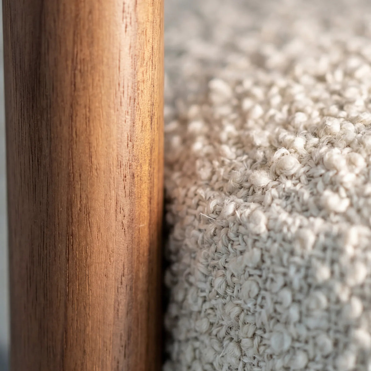 Comedor Caelum en Nogal con detalles en madera sólida · Escultural