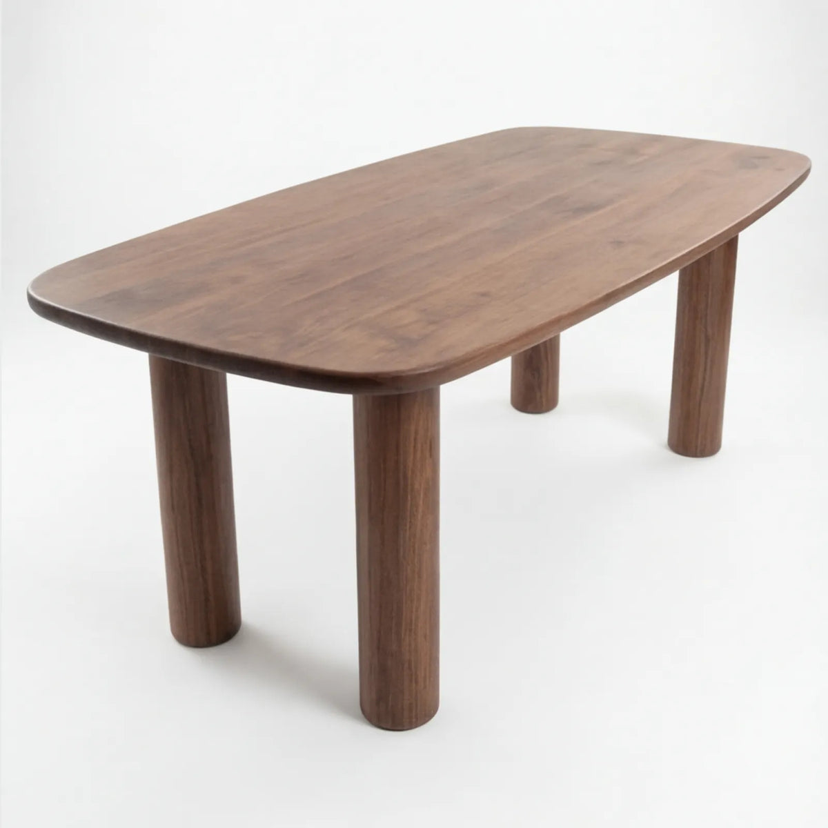 Comedor Caelum en Nogal con detalles en madera sólida · Escultural