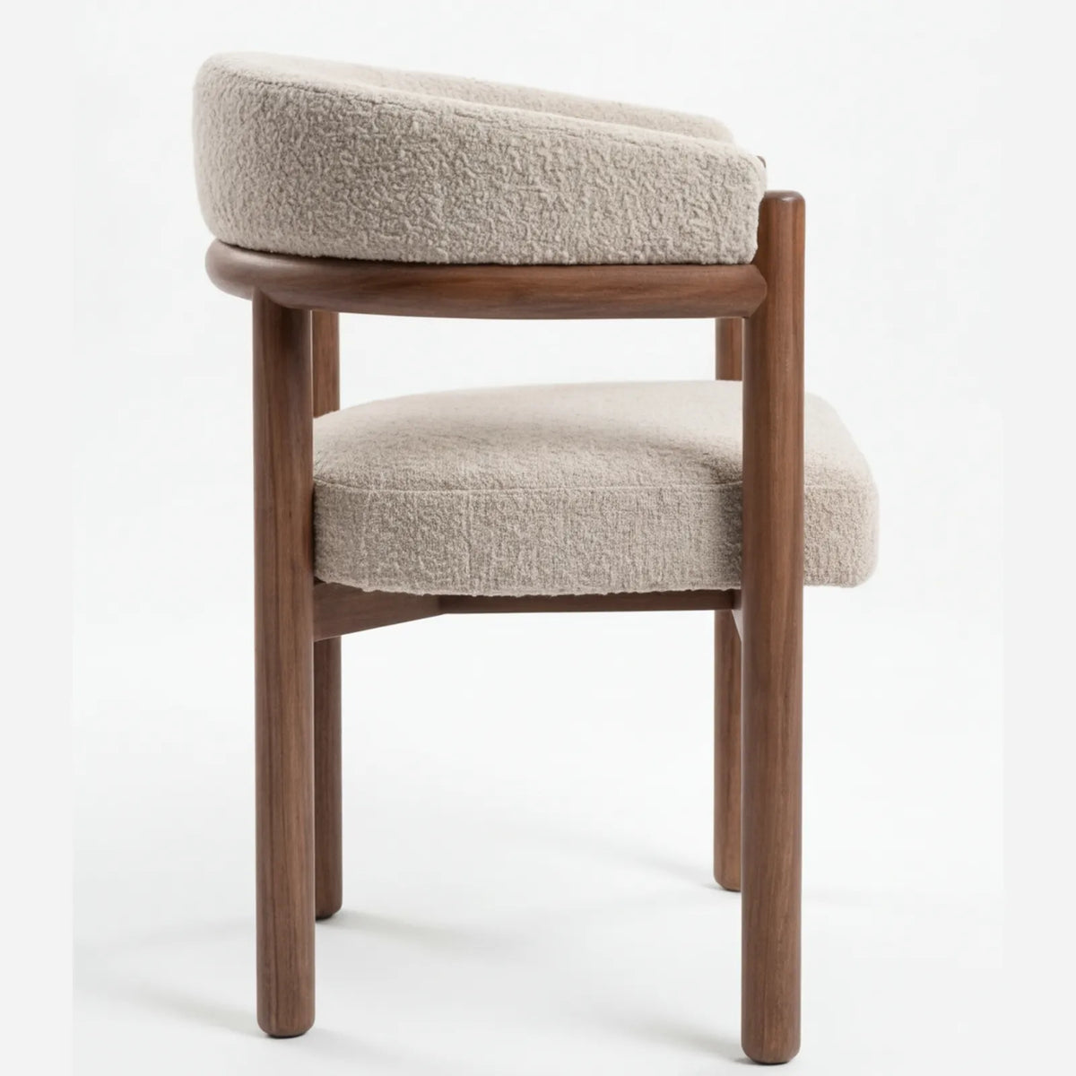 Comedor Caelum en Nogal con detalles en madera sólida · Escultural