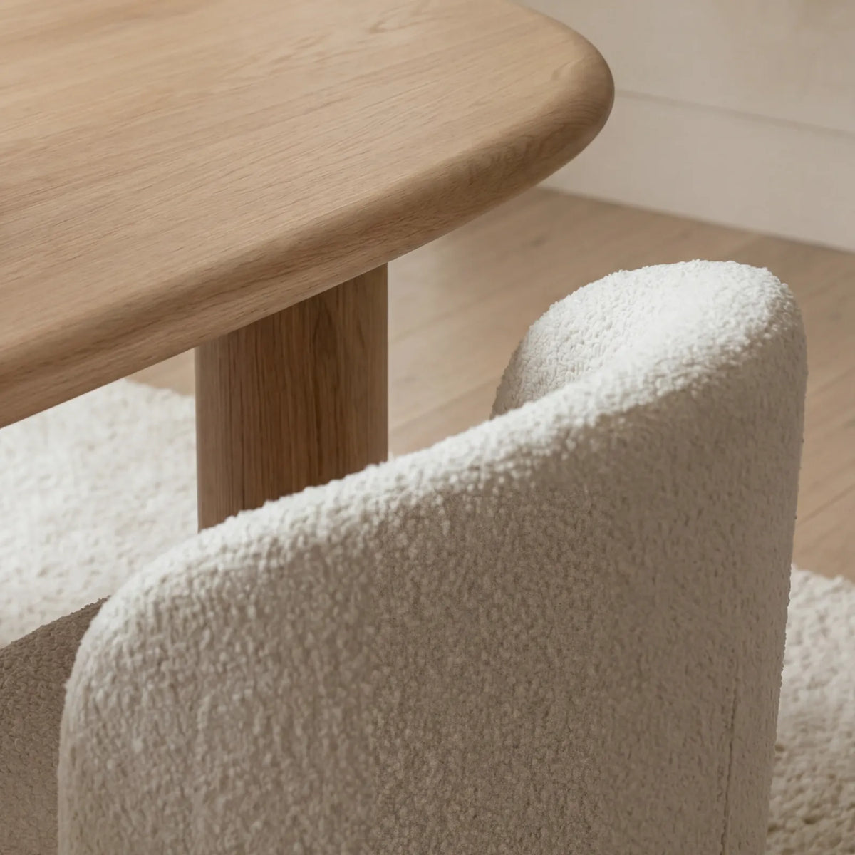 Mesa de Comedor Divo para 4 sillas en Encino Europeo con base sólida · Orgánico