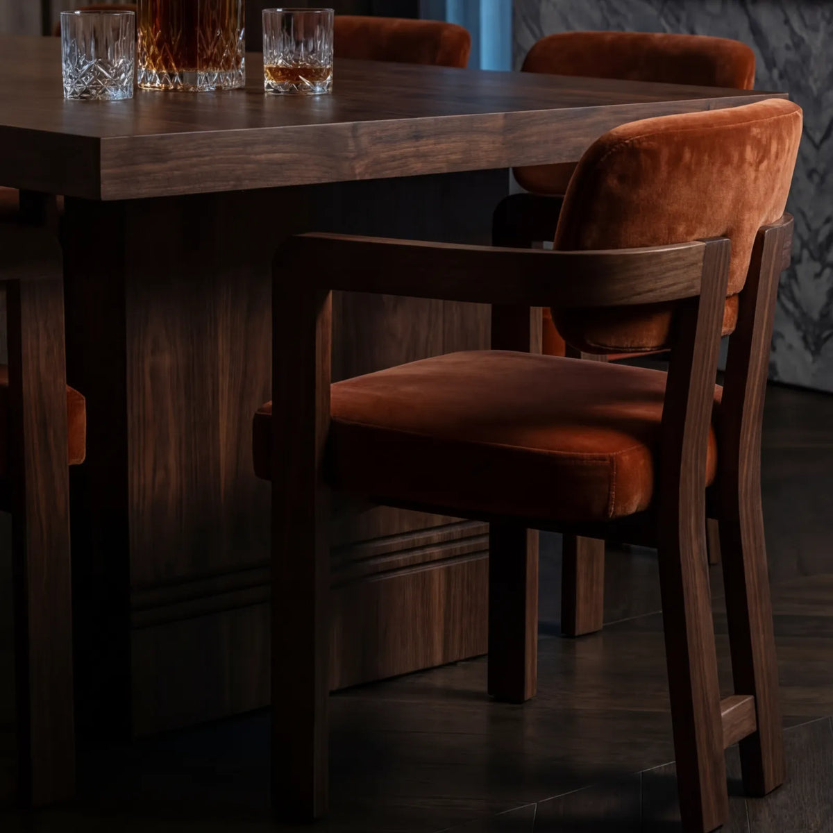 Mesa de Comedor Exalt para 10 sillas en Nogal con estructura en Rosa Morada Sólida · Imponente
