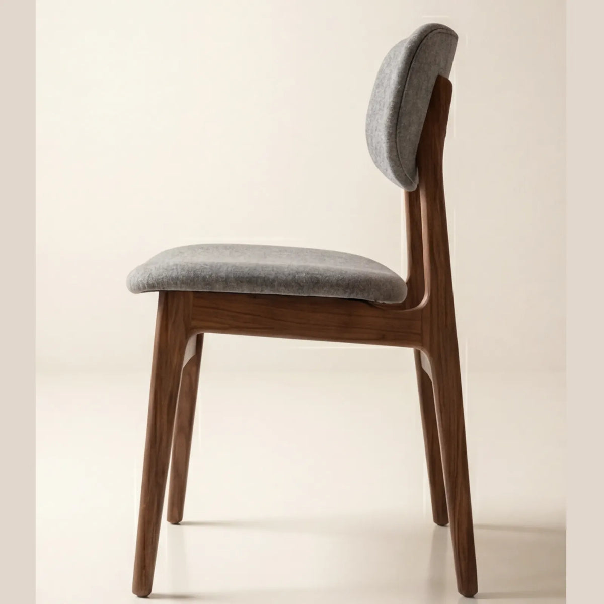 Comedor Fio en Nogal con detalles en madera sólida · Escultural