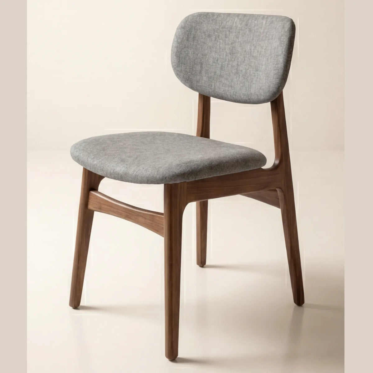Comedor Fio en Nogal con detalles en madera sólida · Escultural