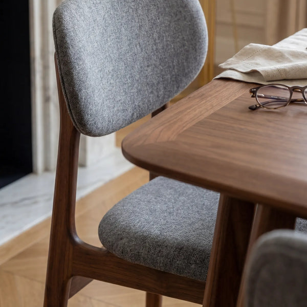 Comedor Fio en Nogal con detalles en madera sólida · Escultural - vista alternativa