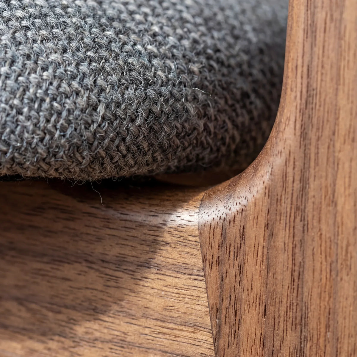 Comedor Fio en Nogal con detalles en madera sólida · Escultural