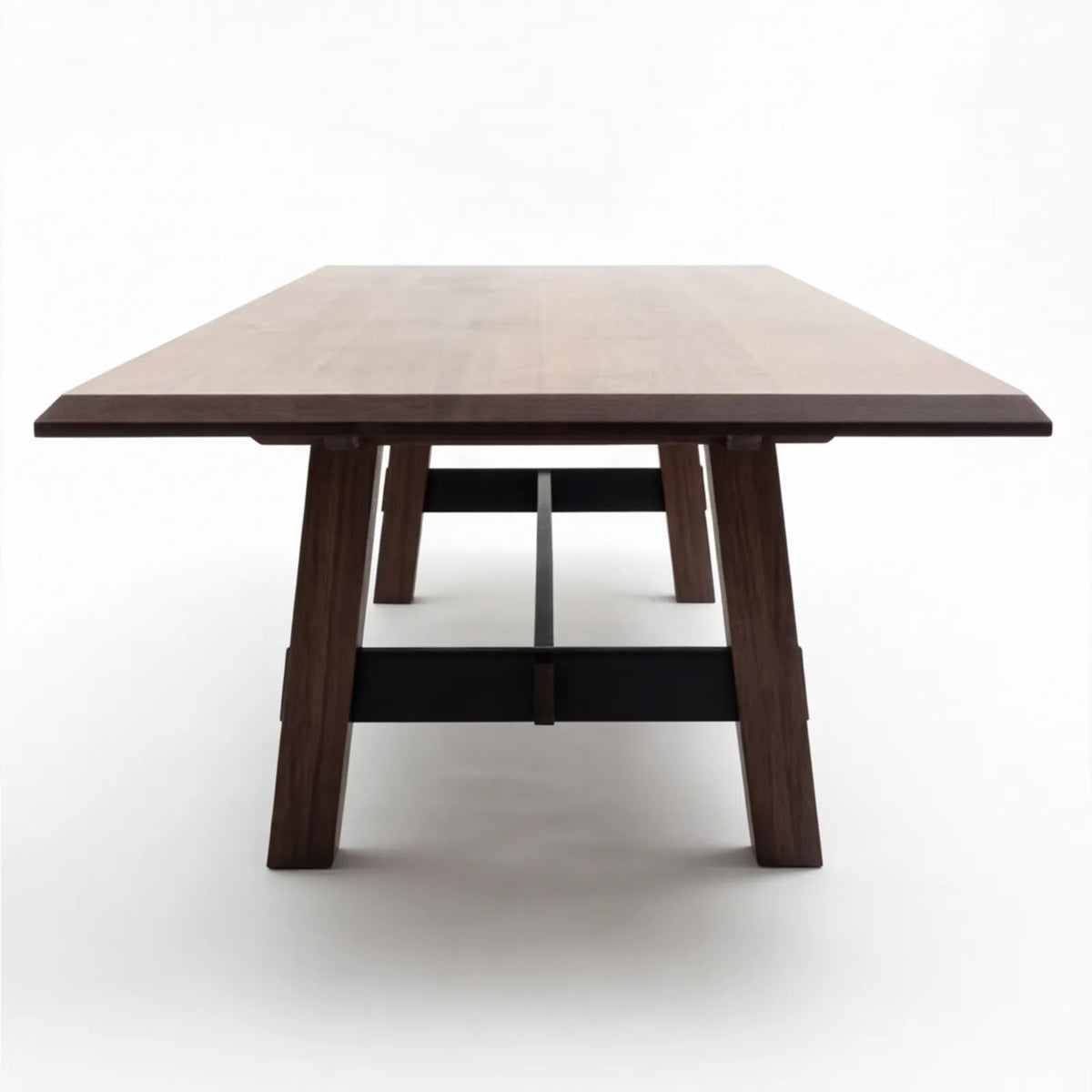 Comedor Hester en Nogal · Escultural