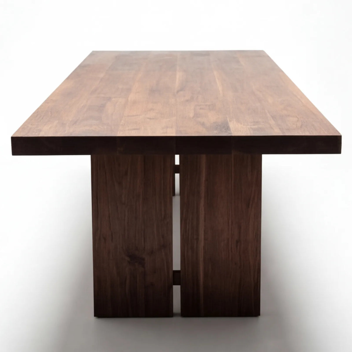 Mesa de Comedor Magnar para 10 sillas en Nogal y Rosa Morada Sólida · Presencia Arquitectónica