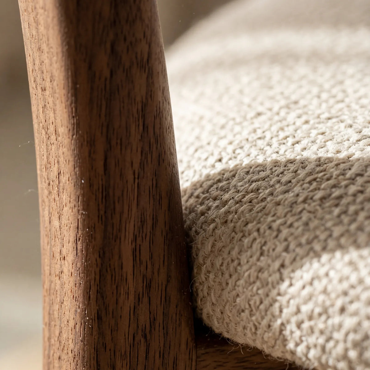 Comedor Maren en Nogal y Rosa Morada Sólida · Escultural