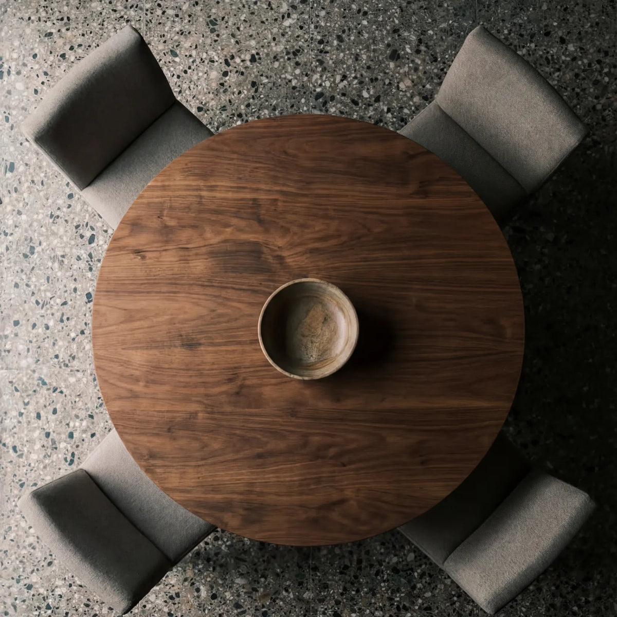 Mesa de Comedor Nise para 4 sillas en Veteado natural de Nogal con base geométrica en madera sólida · Escultural