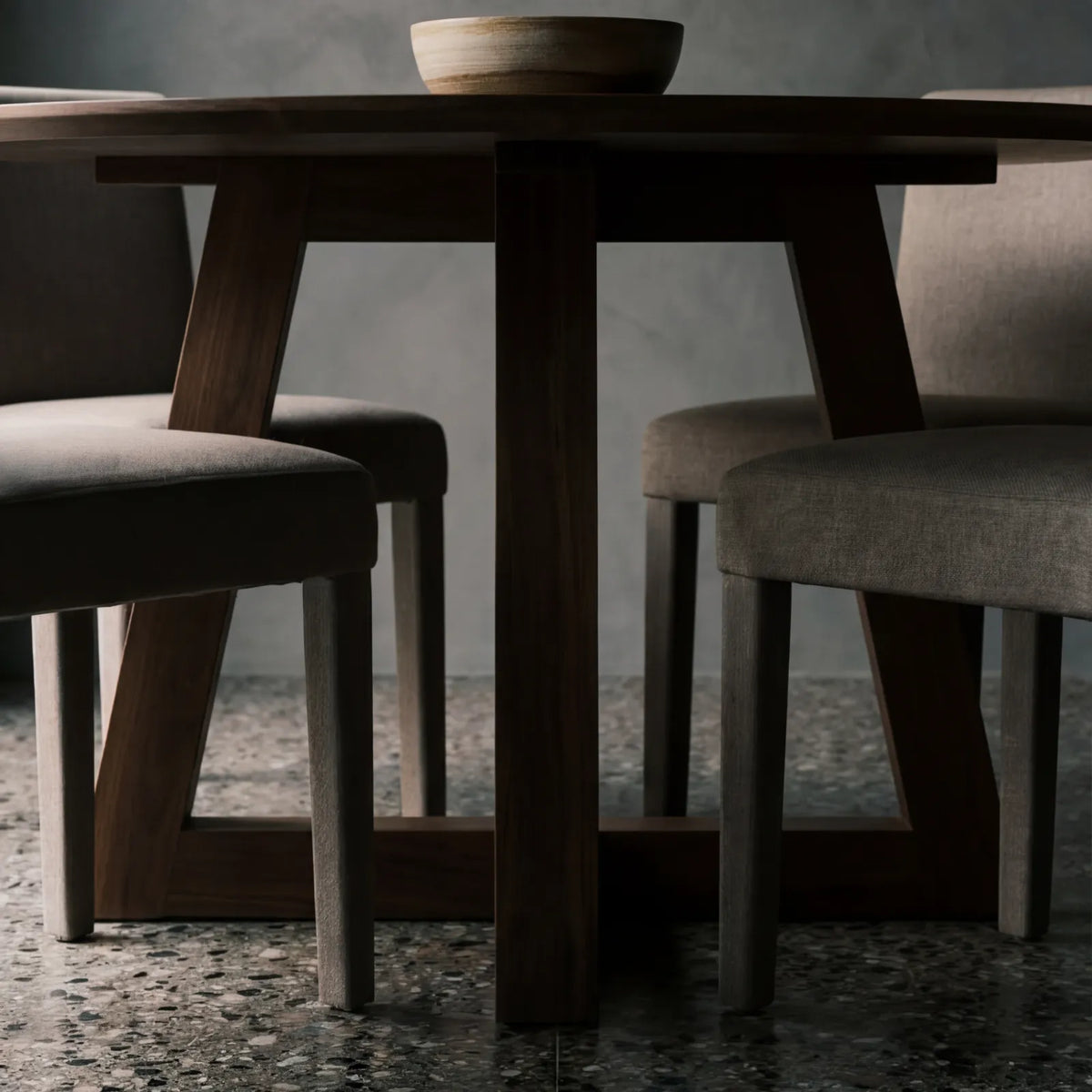 Comedor Nise en Nogal y Madera Sólida · Presencia Arquitectónica