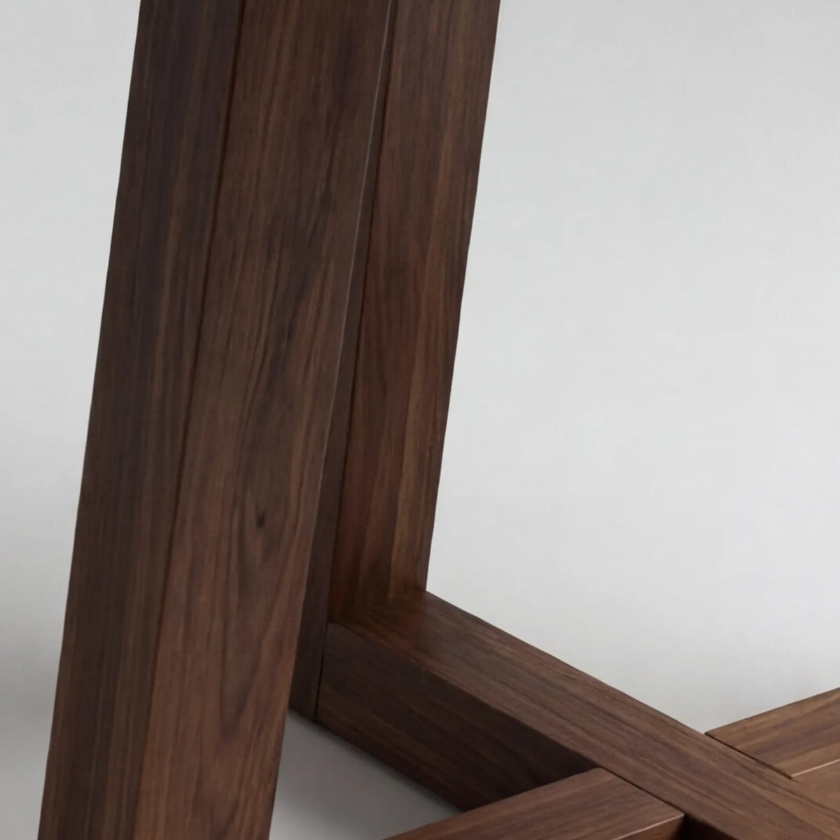 Mesa de Comedor Nise para 4 sillas en Veteado natural de Nogal con base geométrica en madera sólida · Escultural
