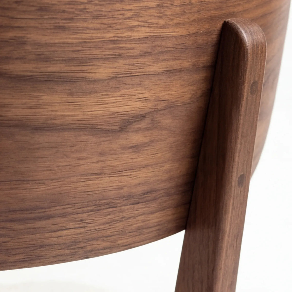 Comedor Novaro en Nogal y Madera Sólida · Arquitectónico