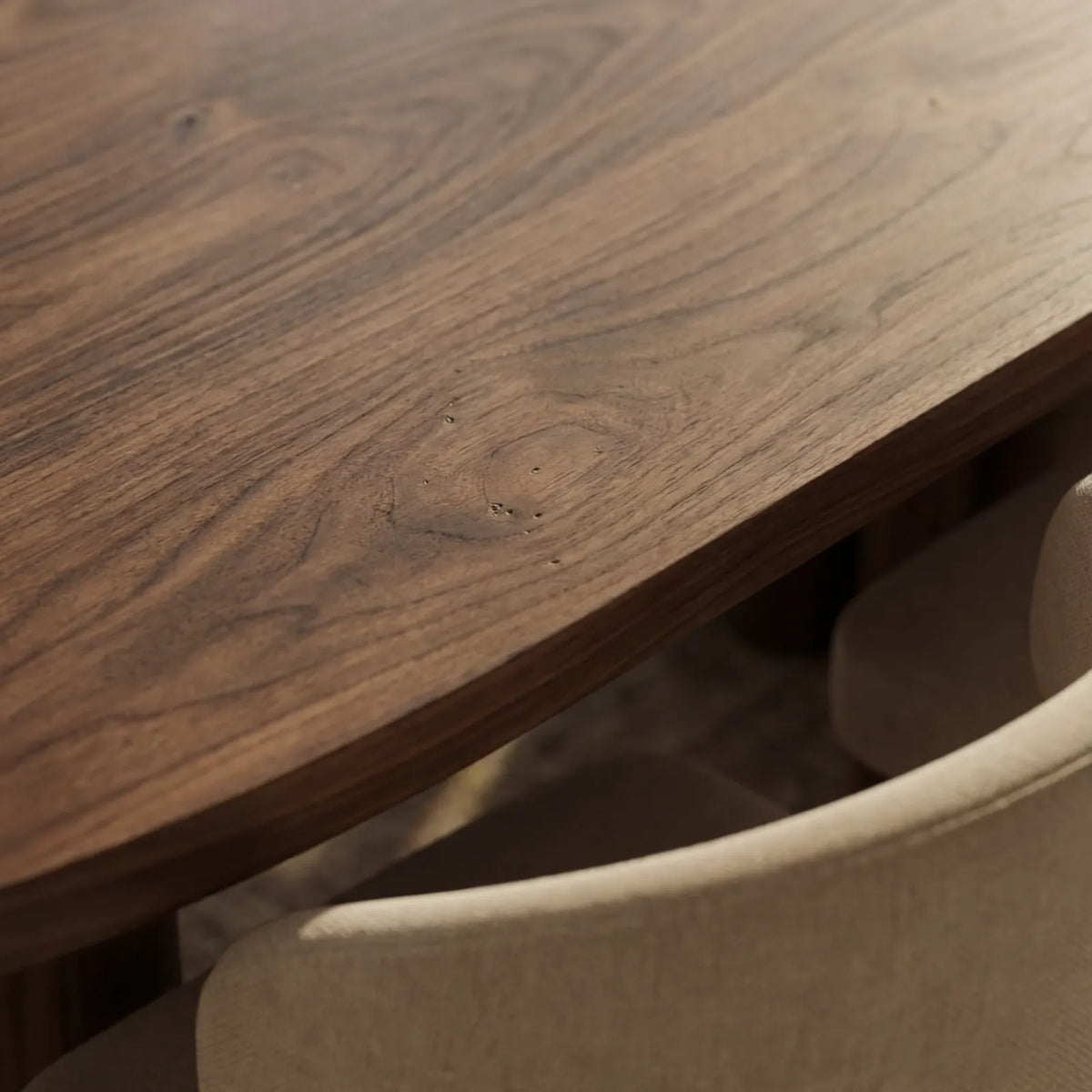 Comedor Tyrian en Nogal · Escultural
