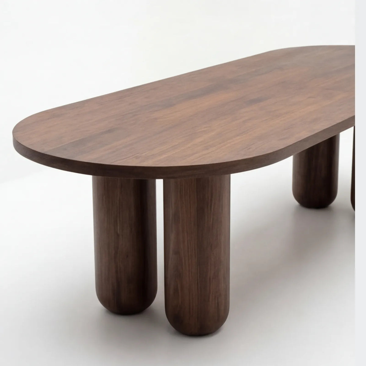 Mesa de Comedor Vanguard para 10 sillas en Nogal · Escultural