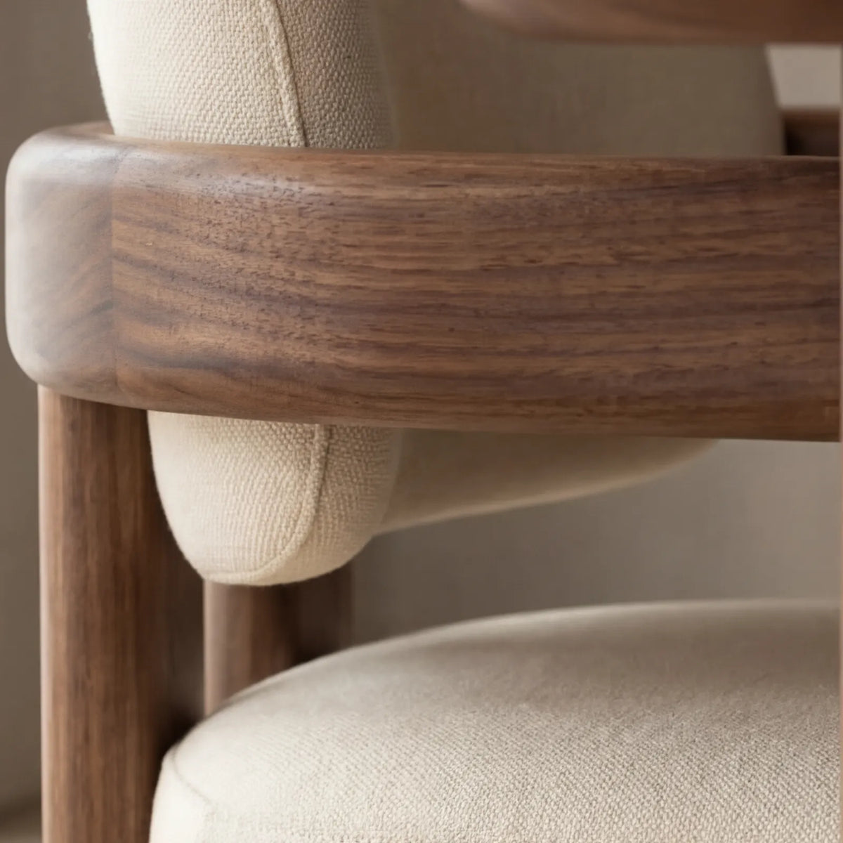 Silla Vesper en Madera Sólida Maciza · Escultural