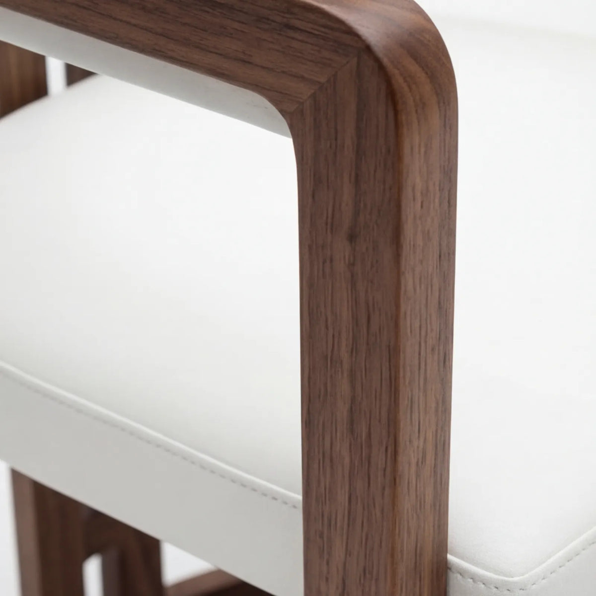 Conjunto de Comedor Diadem en Nogal y Rosa Morada Sólida · Presencia Arquitectónica