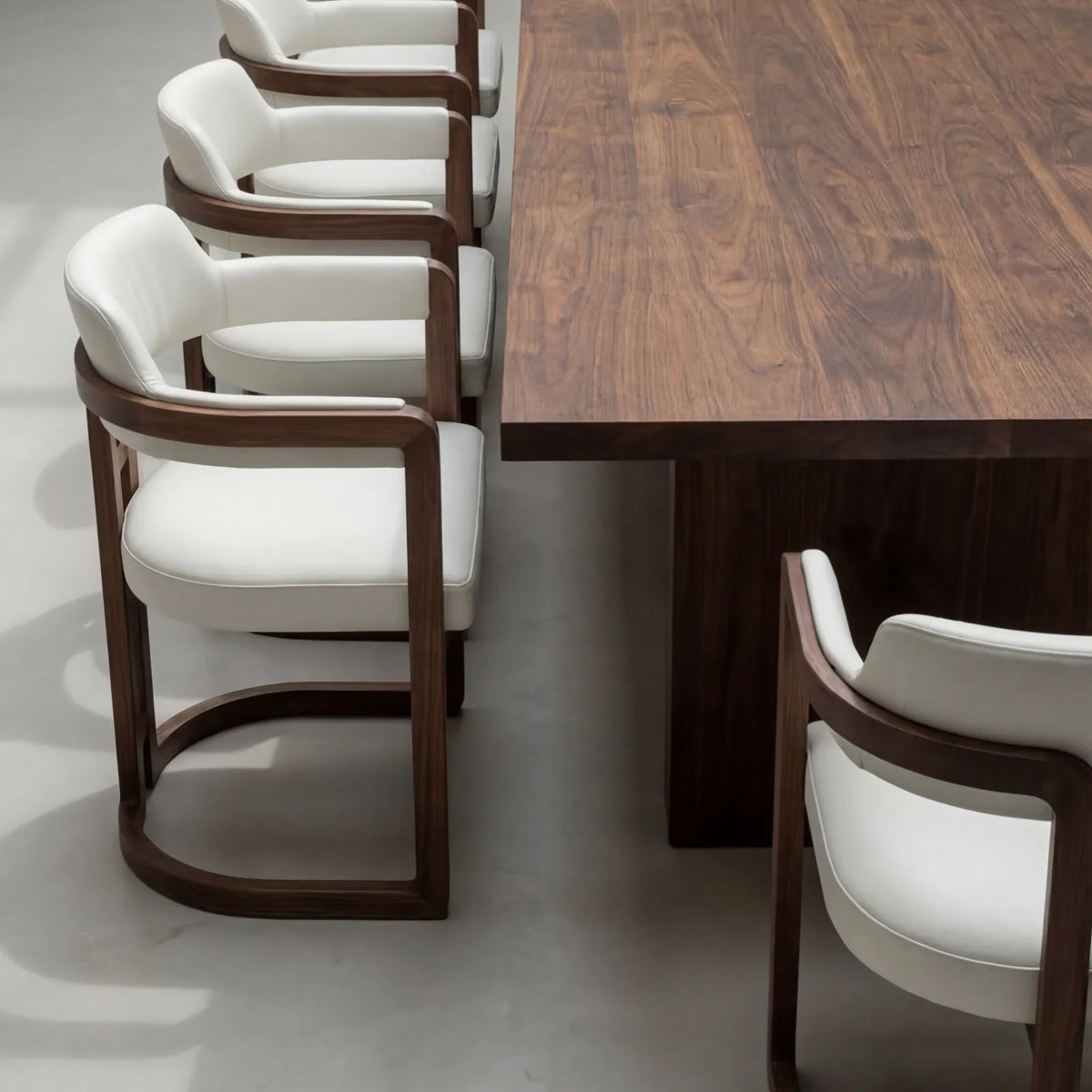 Conjunto de Comedor Diadem en Nogal y Rosa Morada Sólida · Presencia Arquitectónica