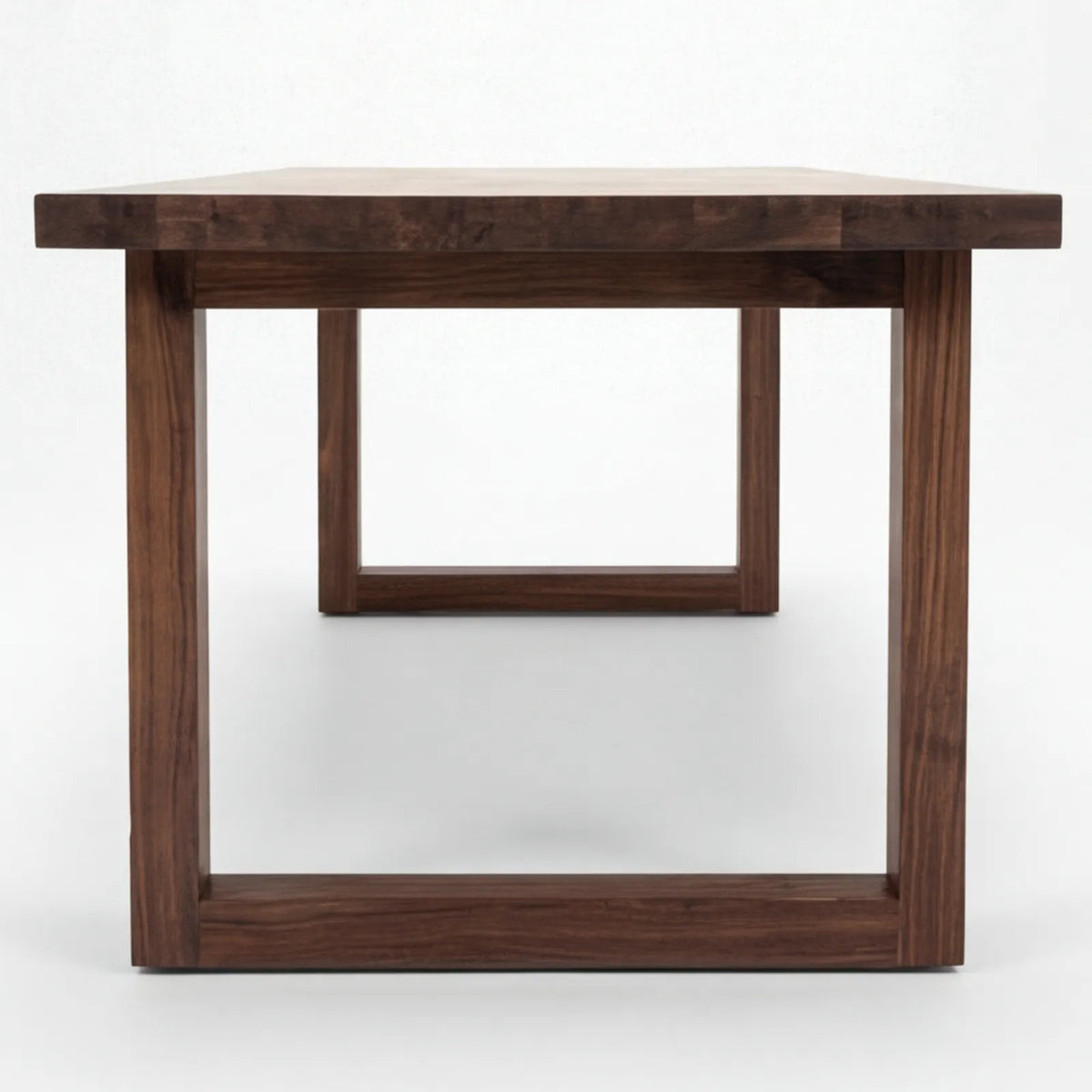 Mesa de Comedor Horen para 6 sillas en Nogal y Rosa Morada Sólida · Arquitectónico