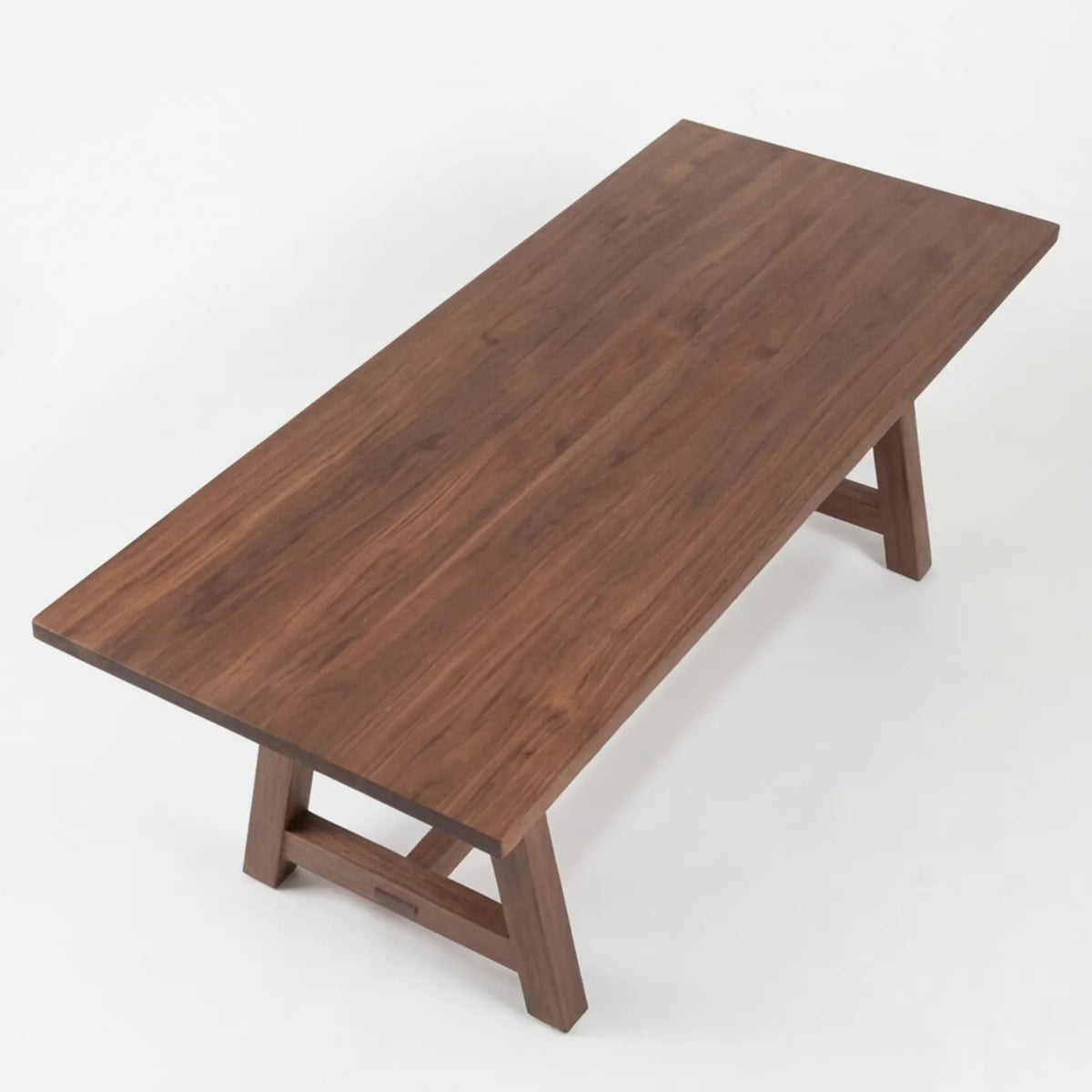 Mesa de Comedor Quoruom para 10 sillas en Nogal con estructura en Rosa Morada Sólida · Arquitectónico