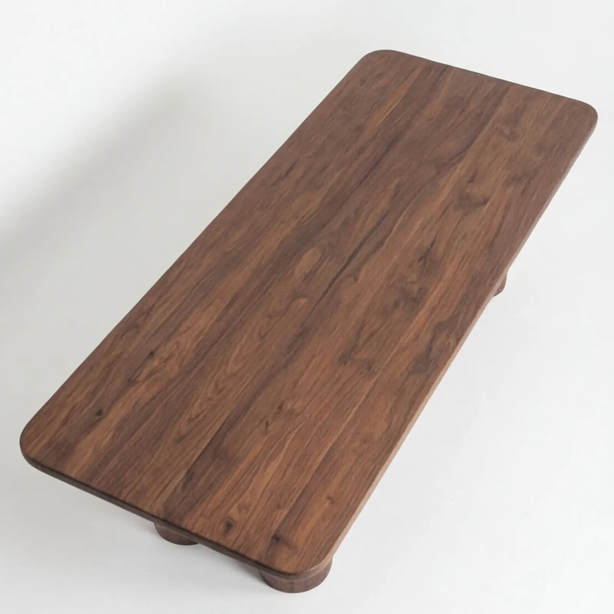 Mesa de Comedor Volta para 12 sillas en Nogal y Rosa Morada Sólida · Escultural