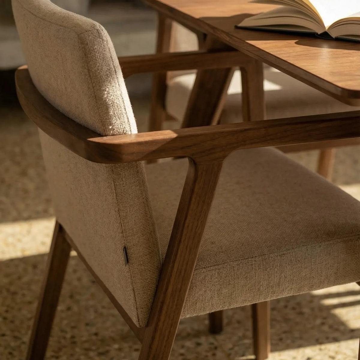 Comedor Toren en Nogal y Rosa Morada Sólida · Escultural