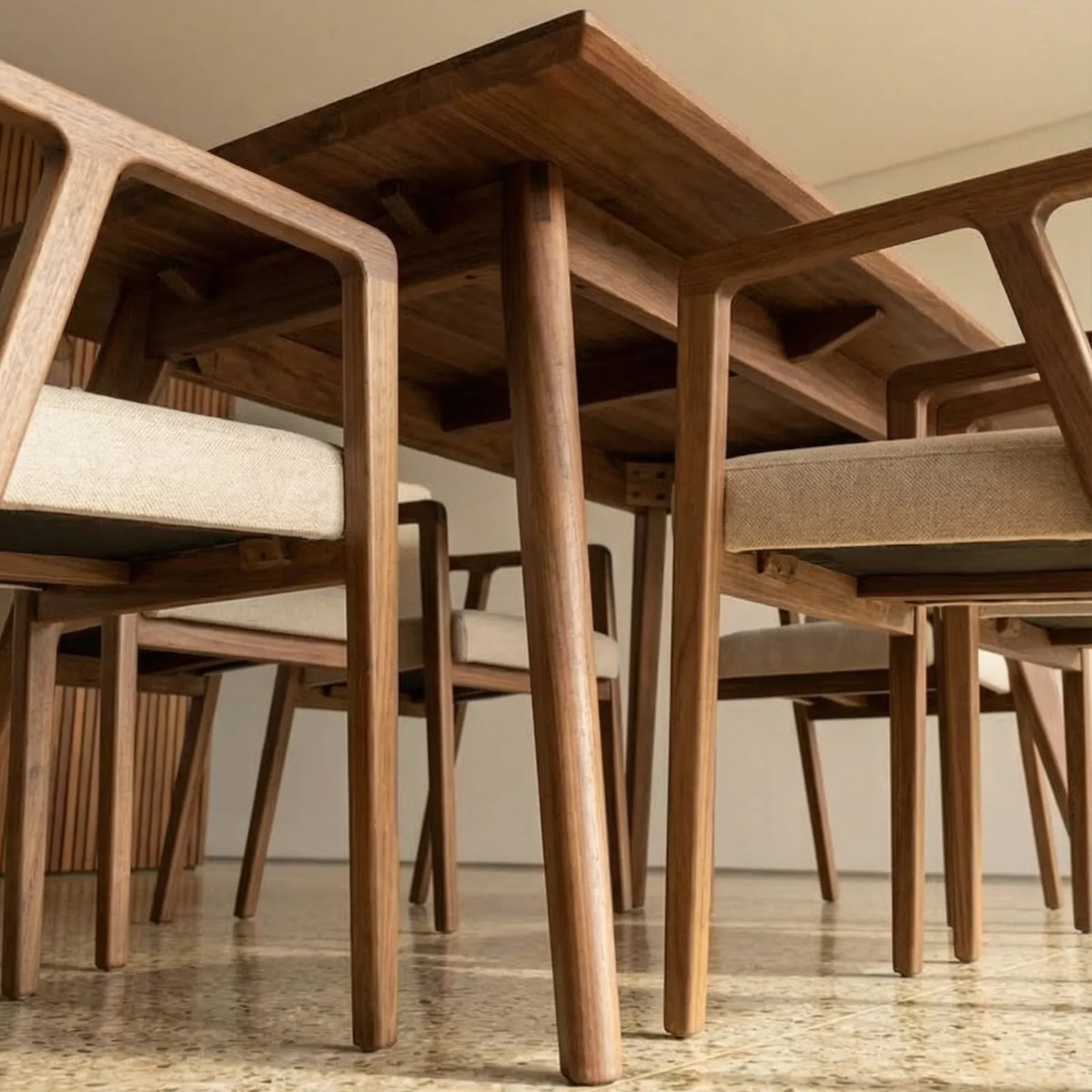 Comedor Toren en Nogal y Rosa Morada Sólida · Escultural