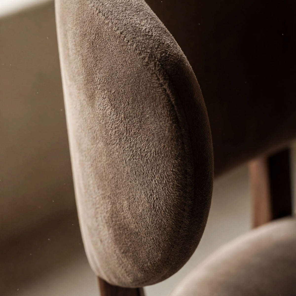 Mesa de Comedor Stella en Nogal con detalles en madera sólida · Orgánico