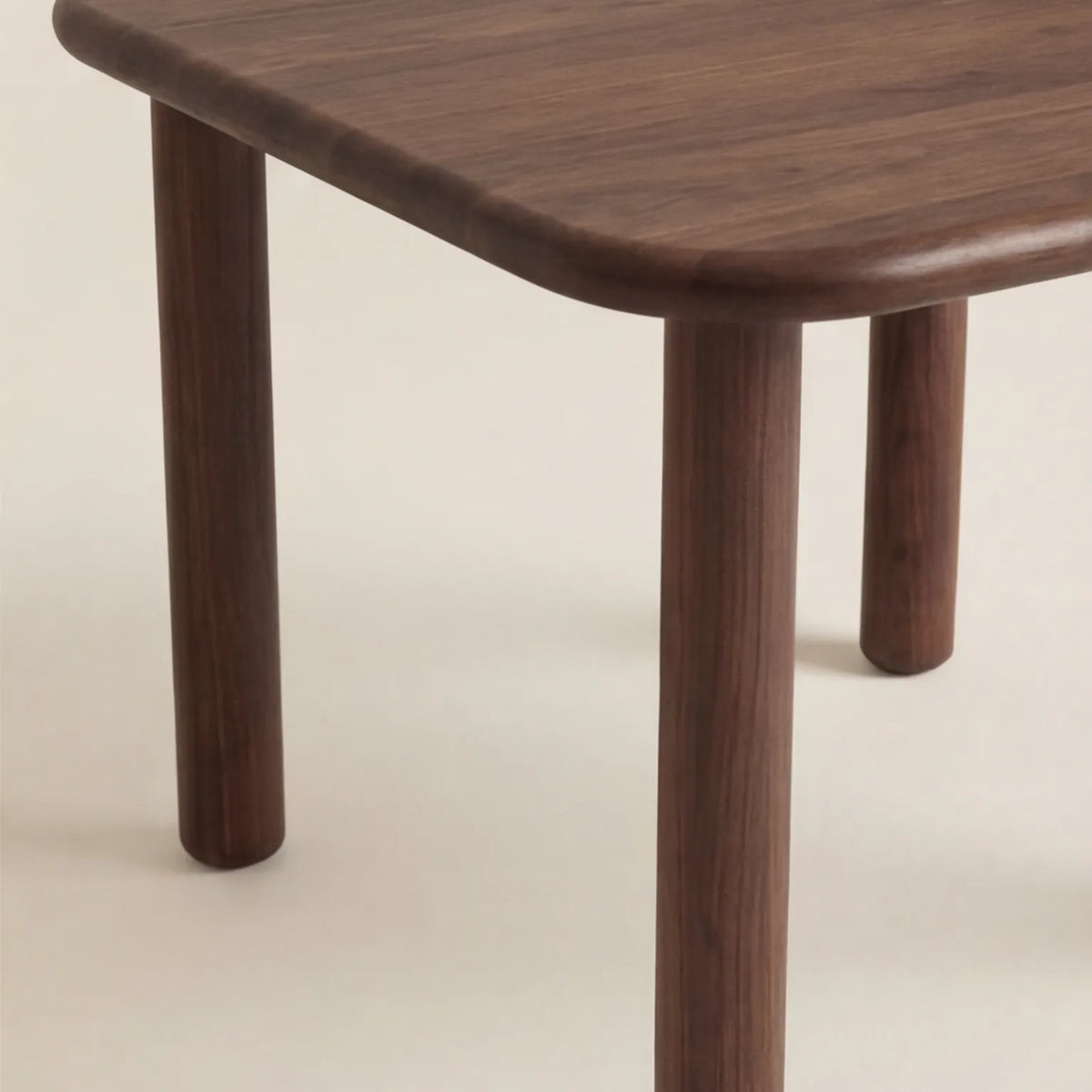 Mesa de Comedor Stella en Nogal con detalles en madera sólida · Orgánico