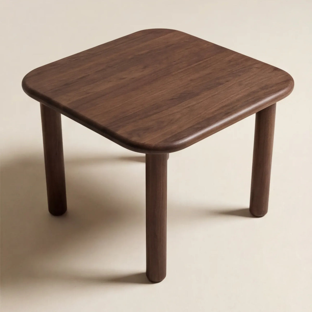 Mesa de Comedor Stella en Nogal con detalles en madera sólida · Orgánico