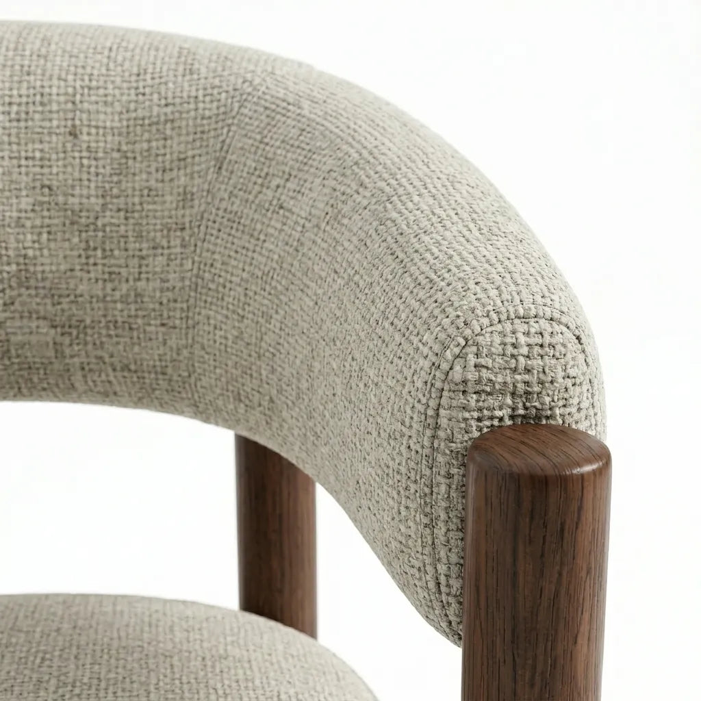 Silla Caelum en Madera Sólida y Textil Bouclé · Escultural Orgánico