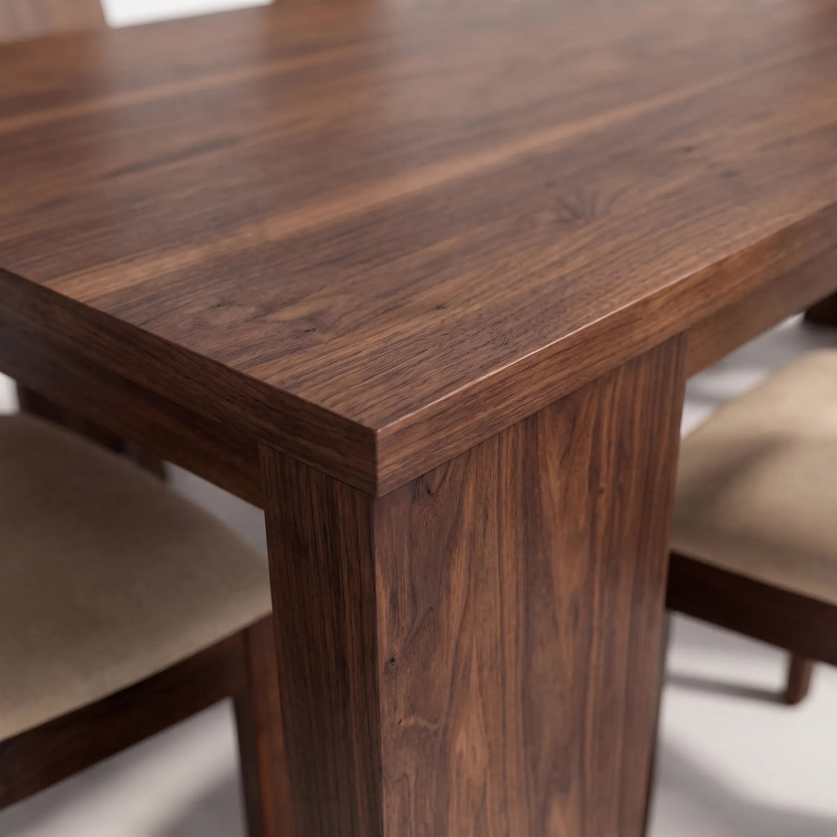 Comedor Escultural Monolith para 6 Personas en Nogal Macizo - Detalle de Ensamble | LEMICH Alta Ebanistería Residencial