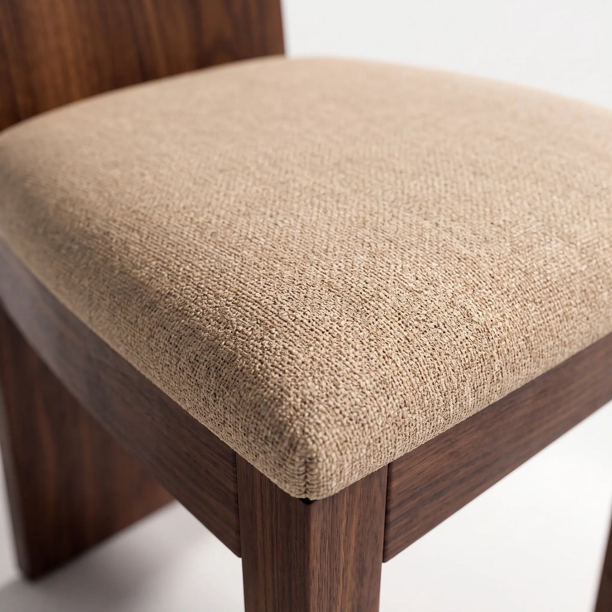 Comedor Escultural Monolith para 6 Personas en Nogal Macizo - Detalle de Ensamble | LEMICH Alta Ebanistería Residencial