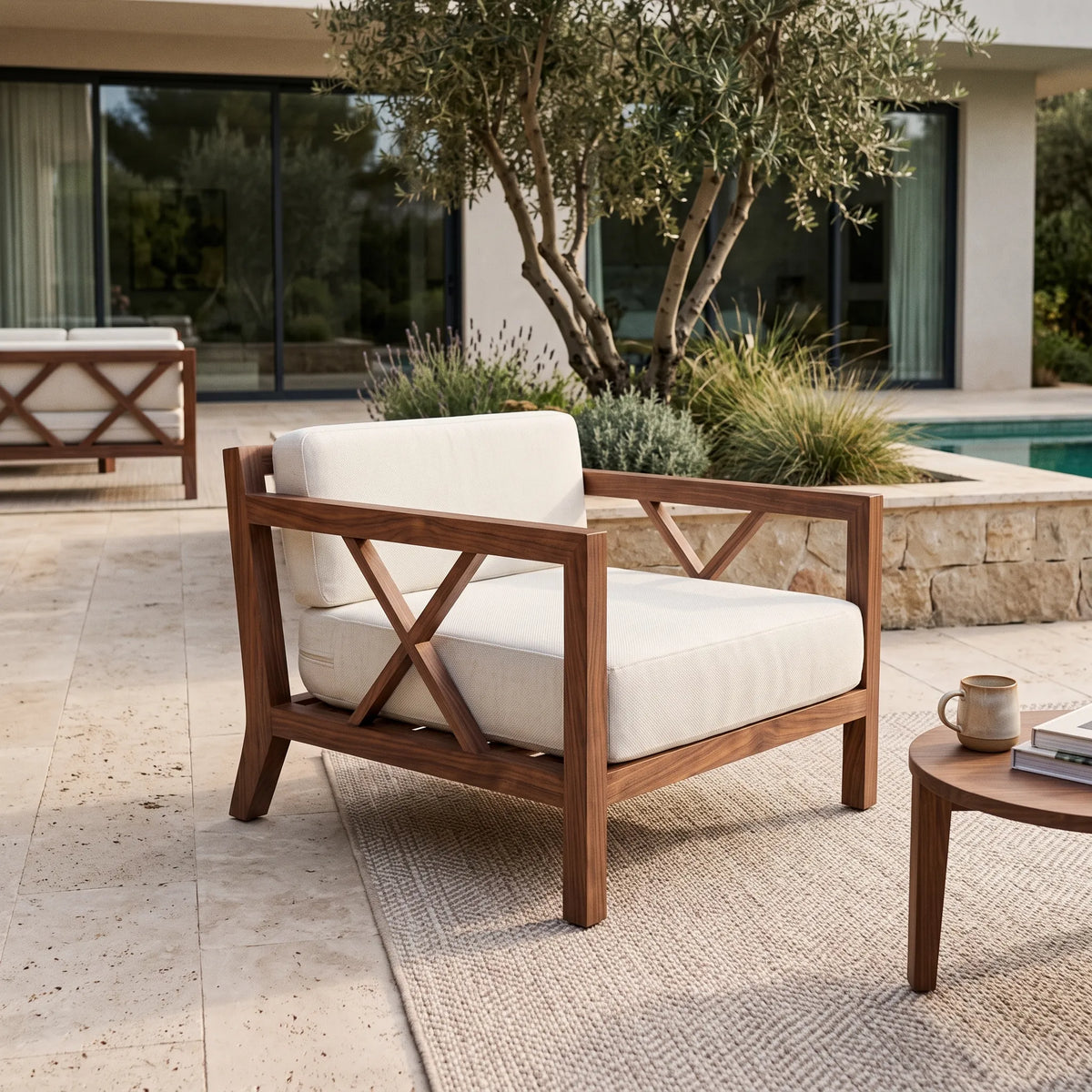 Sillón Lounge Escultural en Nogal Macizo con Detalles en X y Cojines Marfil - Ambientada | LEMICH Alta Ebanistería Residencial