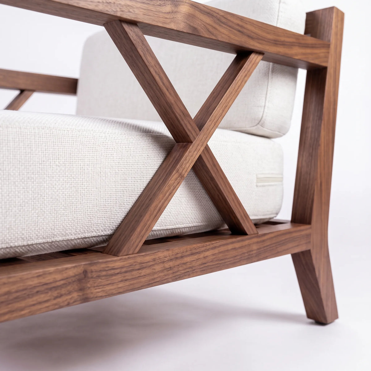 Sillón Lounge Escultural en Nogal Macizo con Detalles en X y Cojines Marfil - Detalle de Ensamble | LEMICH Alta Ebanistería Residencial