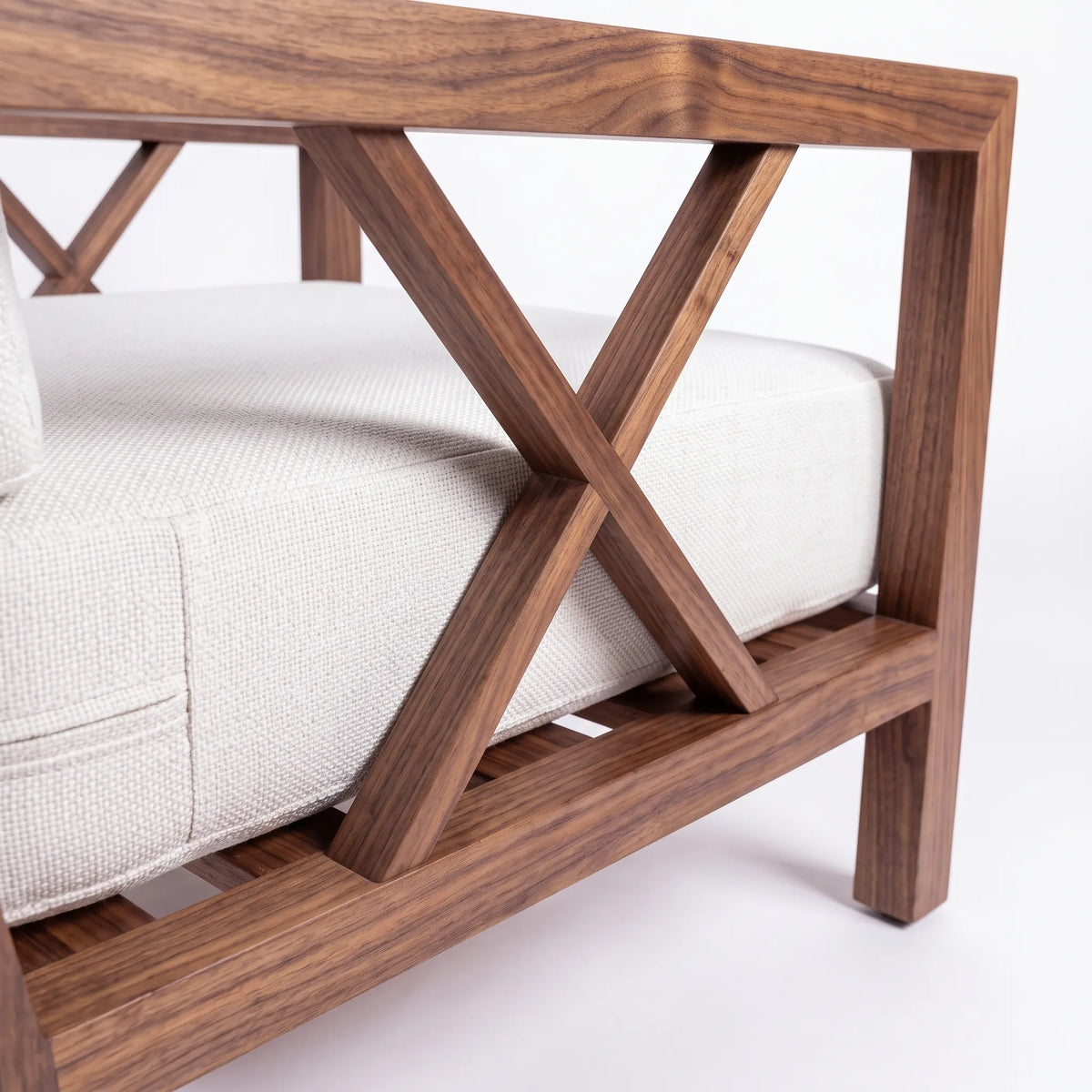 Sillón Lounge Escultural en Nogal Macizo con Detalles en X y Cojines Marfil - Detalle de Ensamble | LEMICH Alta Ebanistería Residencial