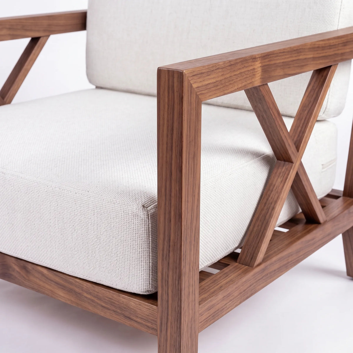 Sillón Lounge Escultural en Nogal Macizo con Detalles en X y Cojines Marfil - Detalle de Ensamble | LEMICH Alta Ebanistería Residencial