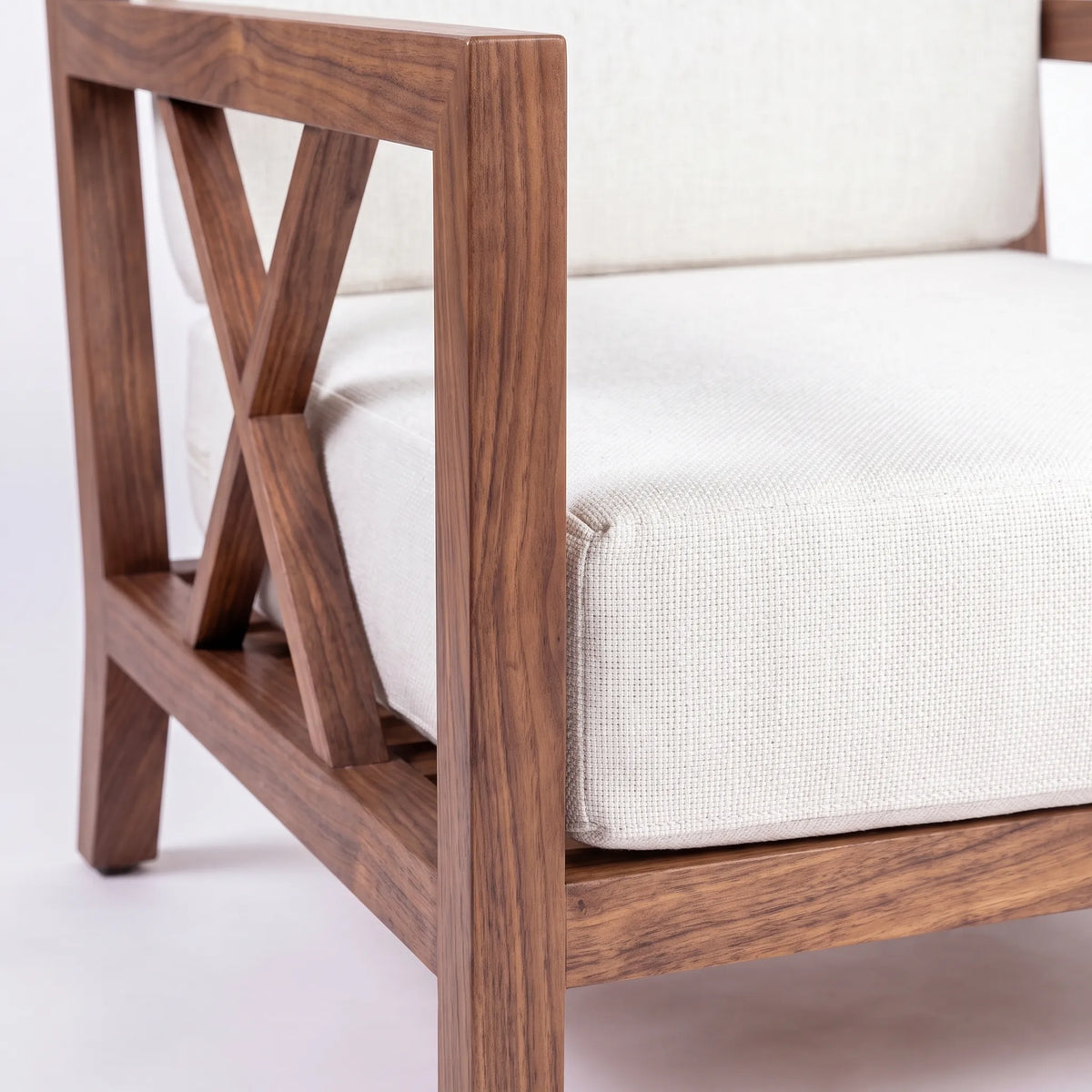 Sillón Lounge Escultural en Nogal Macizo con Detalles en X y Cojines Marfil - Detalle de Ensamble | LEMICH Alta Ebanistería Residencial