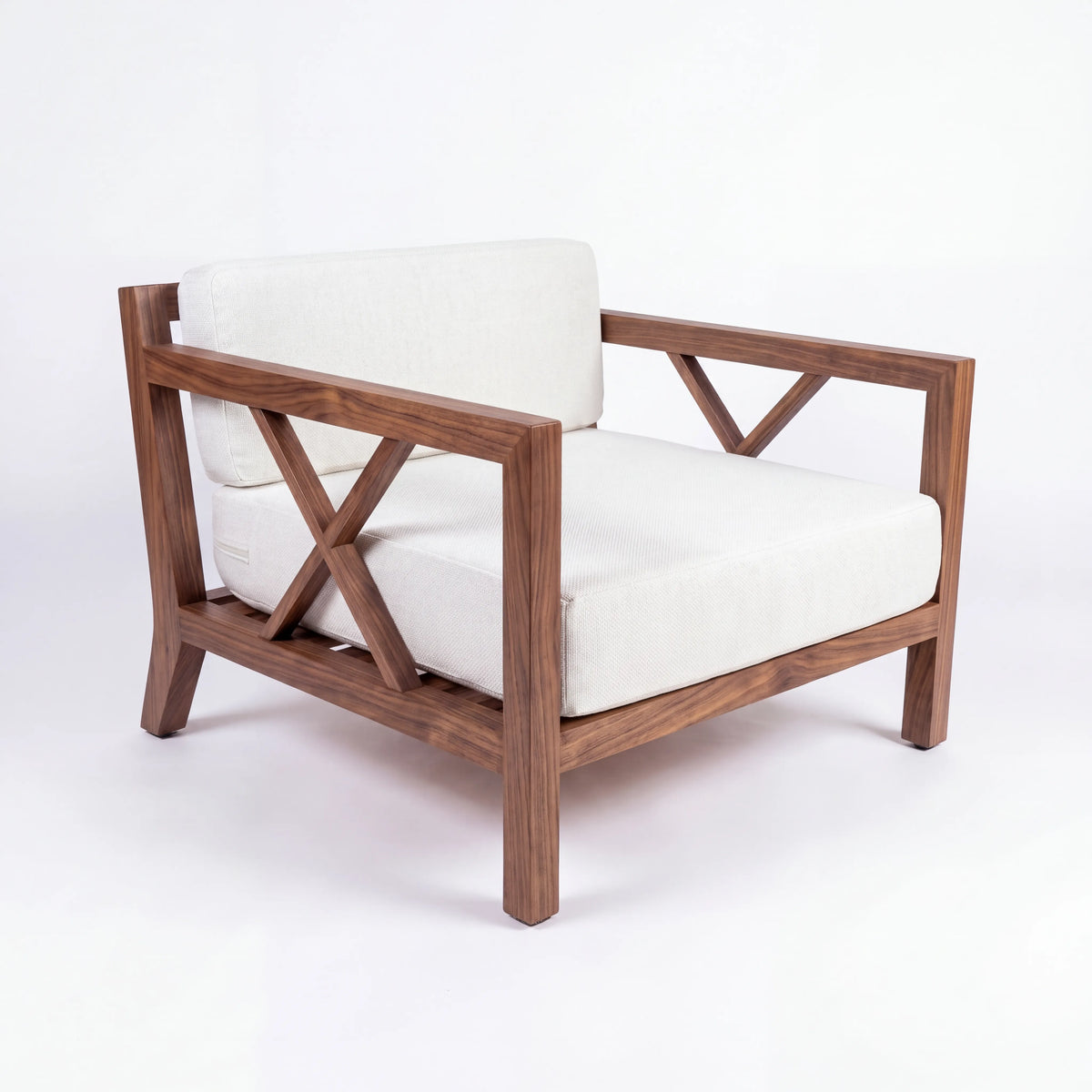 Sillón Lounge Escultural en Nogal Macizo con Detalles en X y Cojines Marfil - Hero Portada | LEMICH Alta Ebanistería Residencial