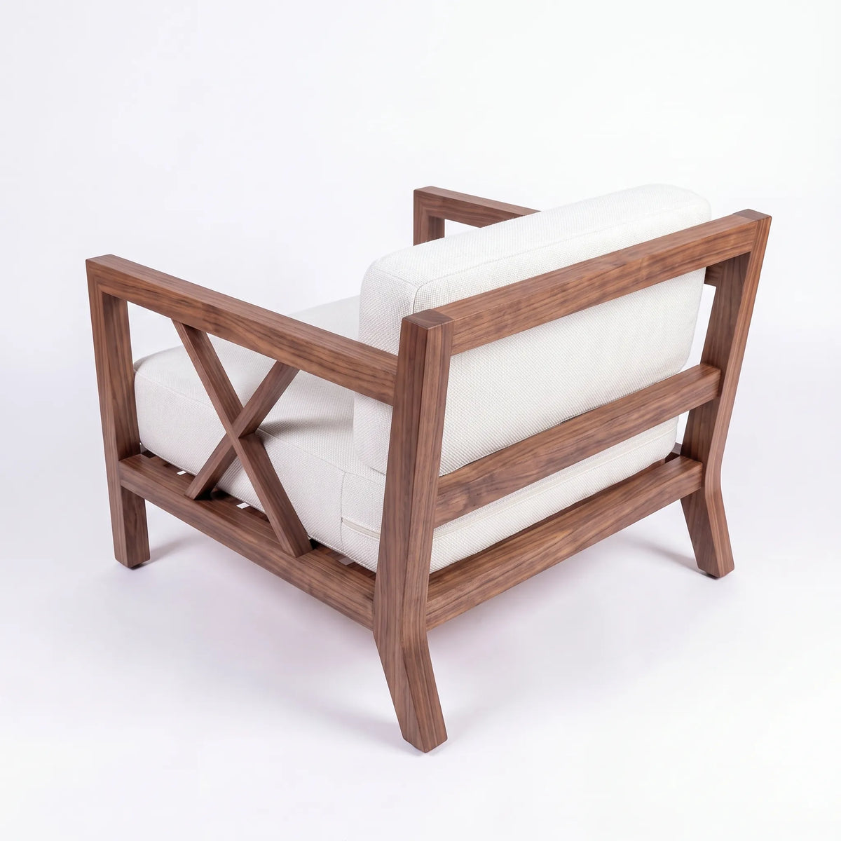 Sillón Lounge Escultural en Nogal Macizo con Detalles en X y Cojines Marfil - Ambientada | LEMICH Alta Ebanistería Residencial