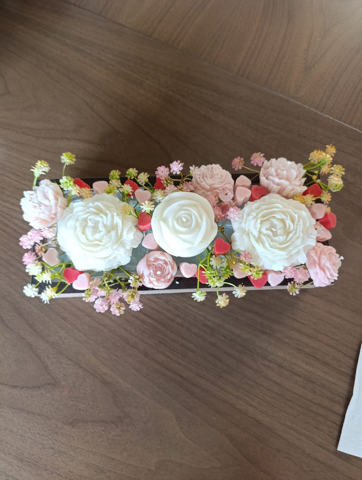 Detalle de la veta natural y acabado de madera noble en Serenata