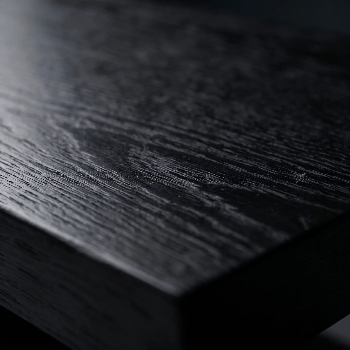 Set de Mesa de Centro y Mesas Laterales en Voladizo en Roble Negro Ébano - Detalle de Ensamble | LEMICH Alta Ebanistería Residencial