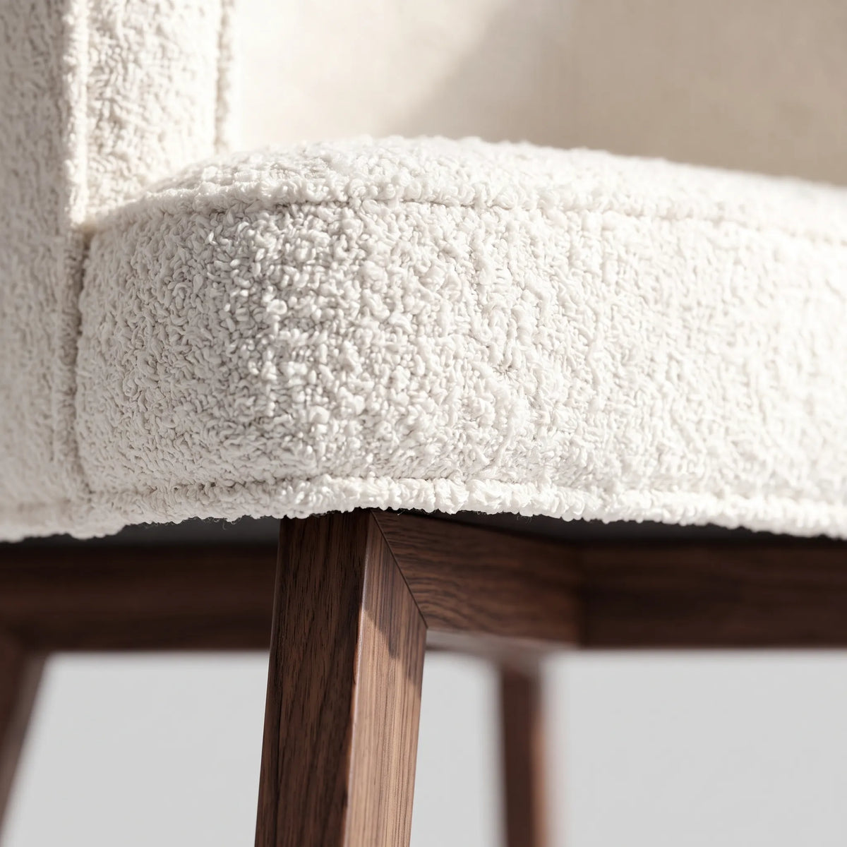 Sillón Ocasional Curvo en Bouclé Marfil con Base en X de Nogal - Detalle de Ensamble | LEMICH Alta Ebanistería Residencial