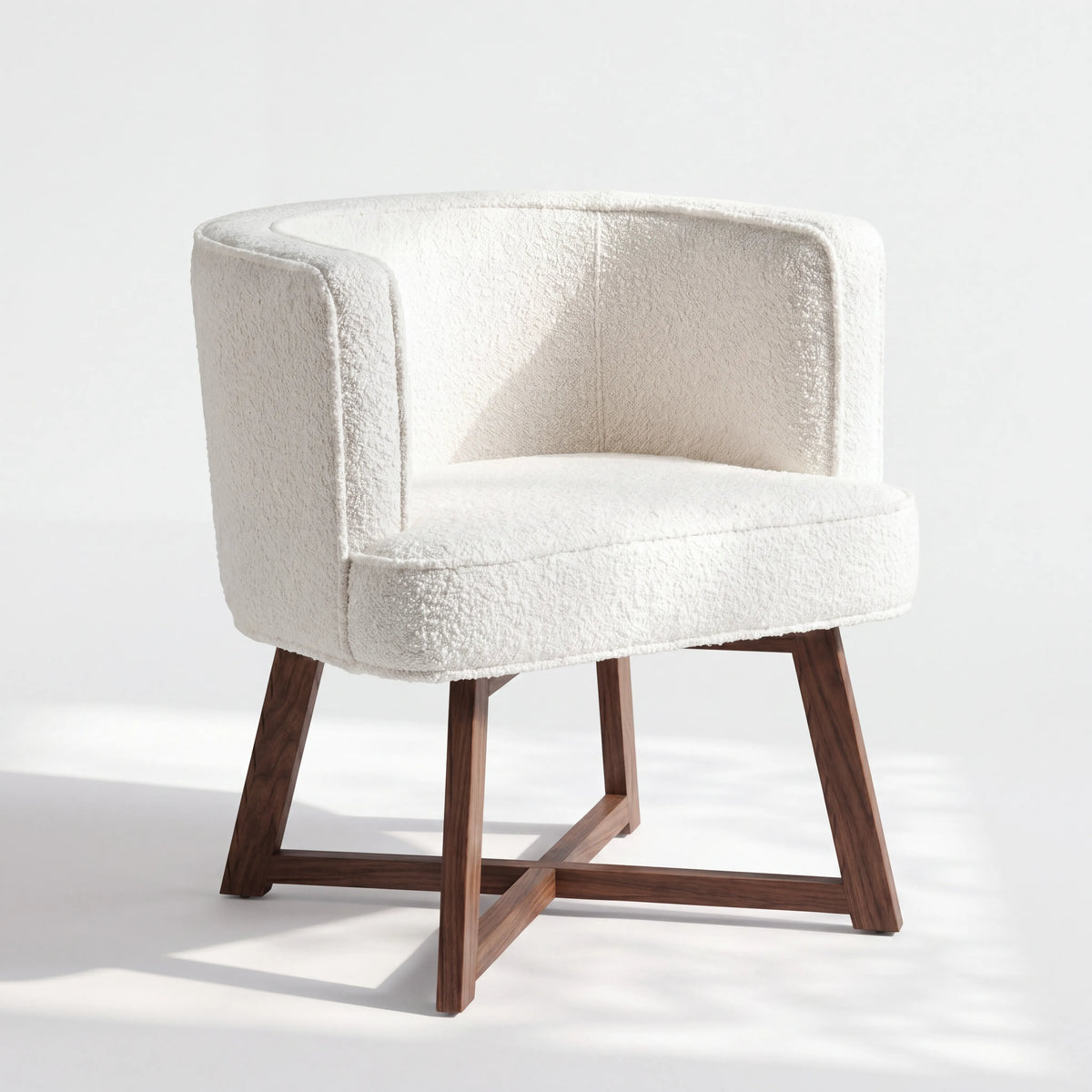 Sillón Ocasional Curvo en Bouclé Marfil con Base en X de Nogal - Detalle de Ensamble | LEMICH Alta Ebanistería Residencial