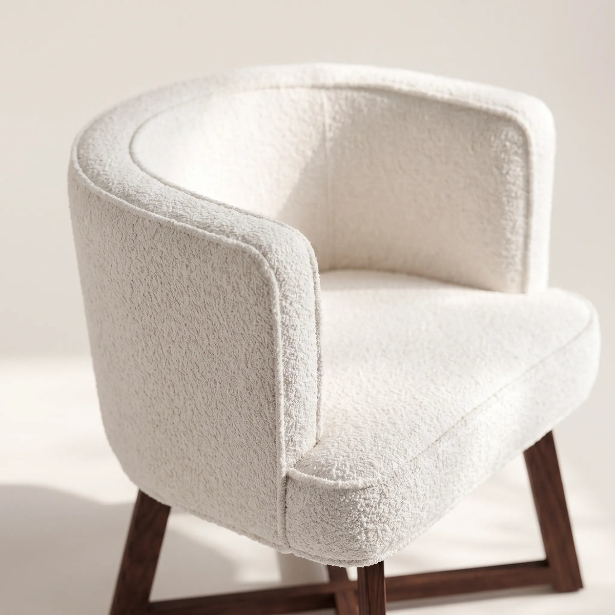 Sillón Ocasional Curvo en Bouclé Marfil con Base en X de Nogal - Detalle de Ensamble | LEMICH Alta Ebanistería Residencial