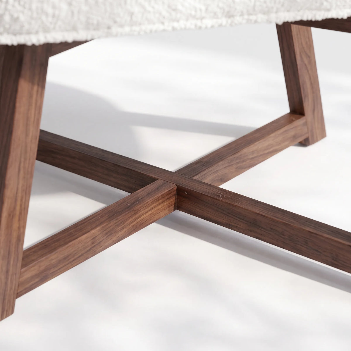 Sillón Ocasional Curvo en Bouclé Marfil con Base en X de Nogal - Detalle de Ensamble | LEMICH Alta Ebanistería Residencial