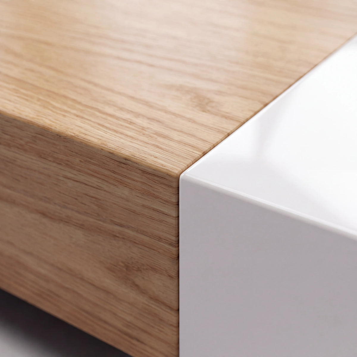 Mesa de Centro Cuadrada Bicolor en Laca Blanca Alto Brillo y Roble Natural - Detalle de Ensamble | LEMICH Alta Ebanistería Residencial