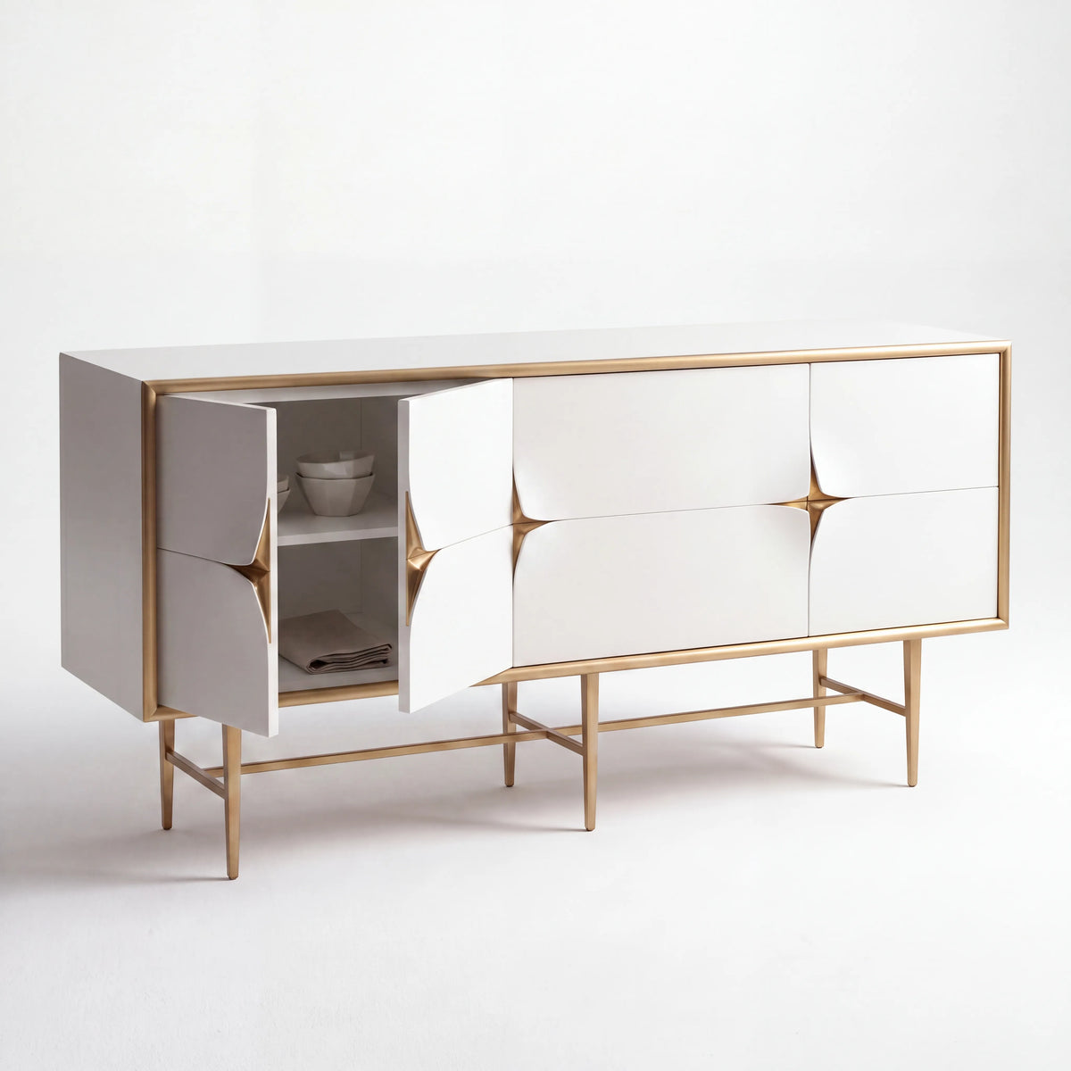 Credenza Escultórica en Laca Blanca y Marco de Latón Cepillado - Ambientada | LEMICH Alta Ebanistería Residencial
