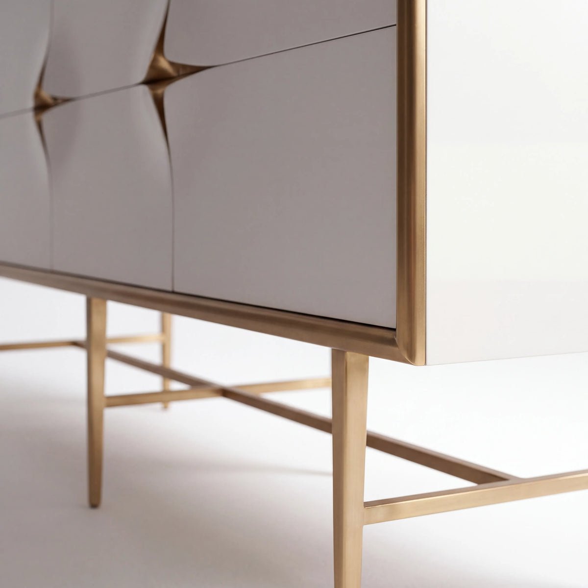 Credenza Escultórica en Laca Blanca y Marco de Latón Cepillado - Detalle de Ensamble | LEMICH Alta Ebanistería Residencial