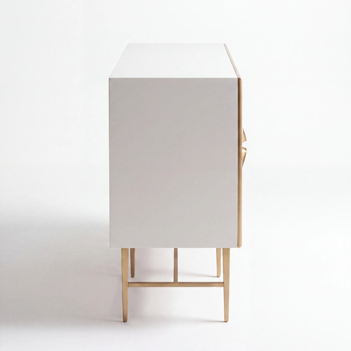 Credenza Escultórica en Laca Blanca y Marco de Latón Cepillado - Detalle de Ensamble | LEMICH Alta Ebanistería Residencial