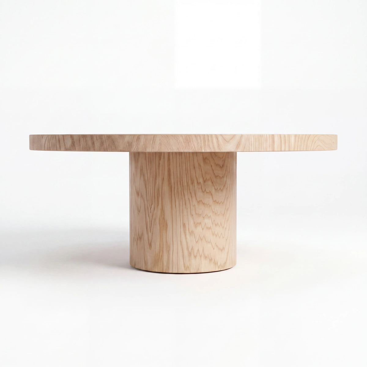 Mesa de Centro Redonda Monolítica en Roble Blanco con Pedestal Central - Ambientada | LEMICH Alta Ebanistería Residencial